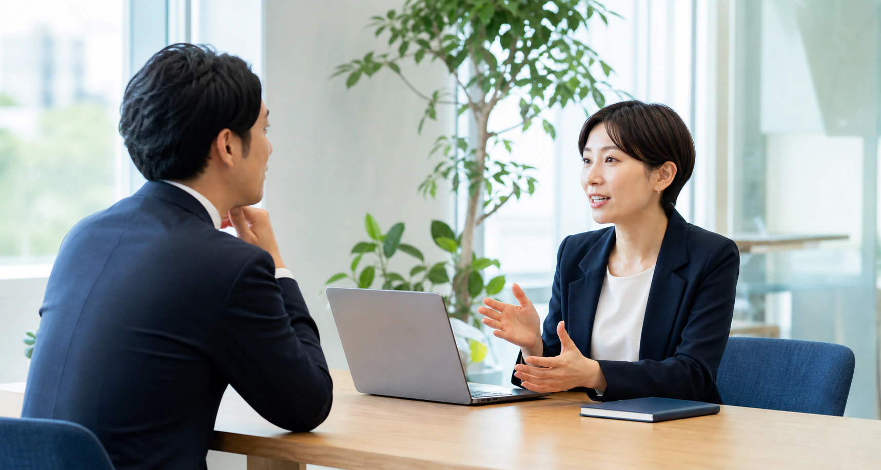 仕事選びについて相談する利用者と担当者