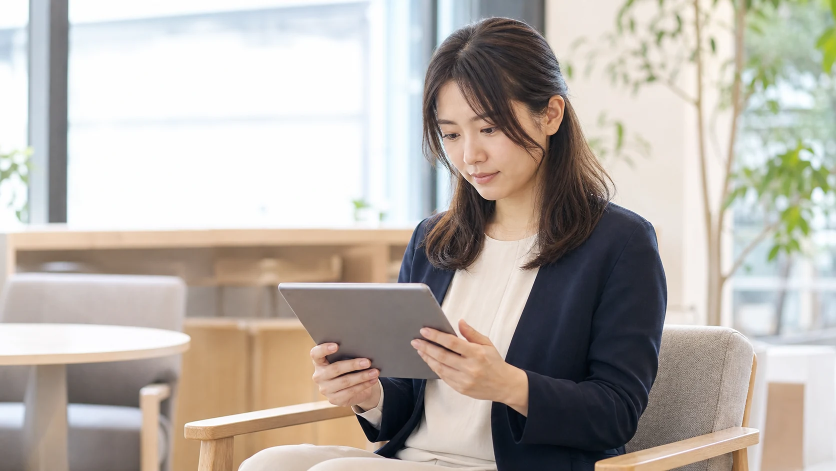 タブレットで仕事を探す女性