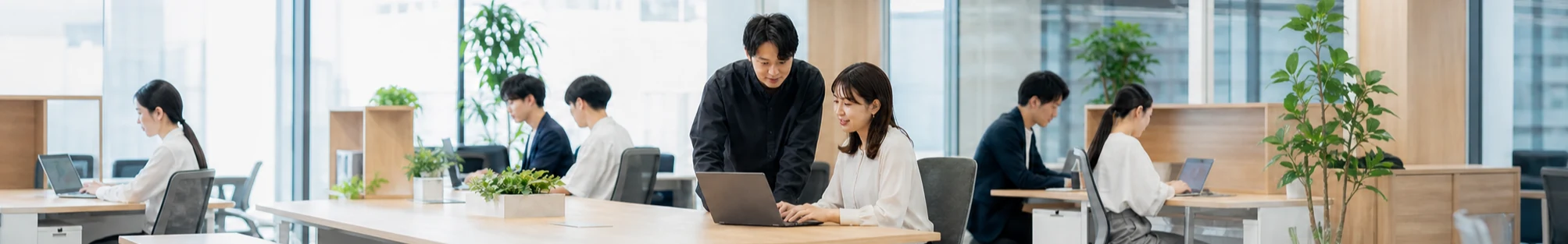 オフィスで求人情報を検討するチーム
