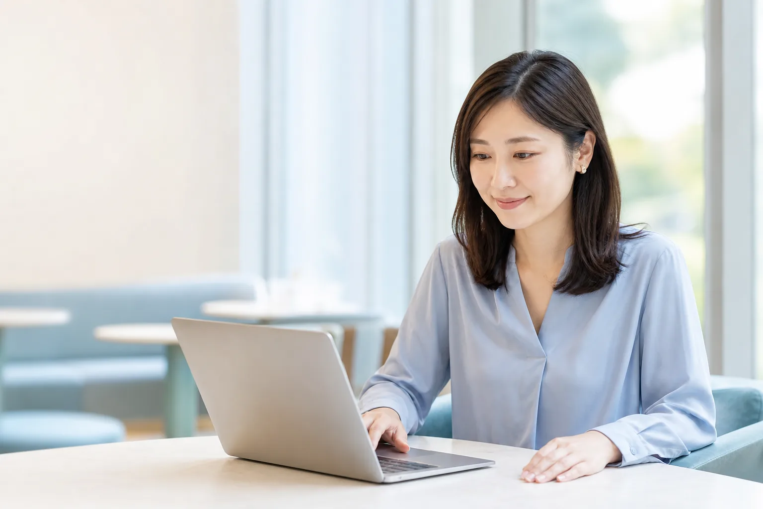 パソコンで採用情報を確認する企業担当者