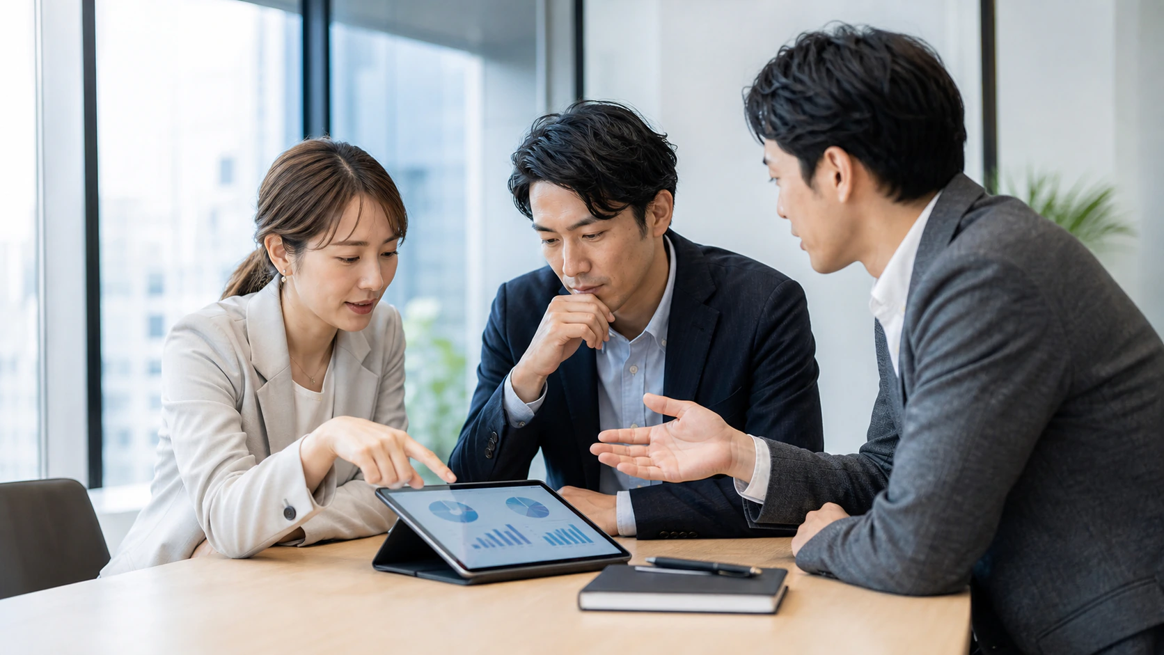 採用データを見ながら施策を検討する採用チーム